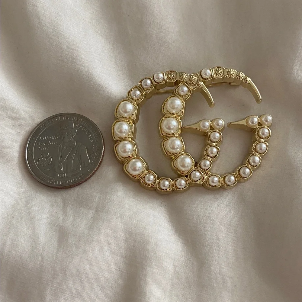 Brooch | Brand New Fashion Logo Brooch - Picture 3 of 3